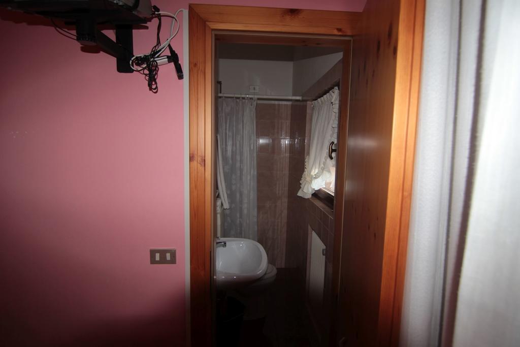 Albergo Trieste Tambre dʼAlpago Rom bilde