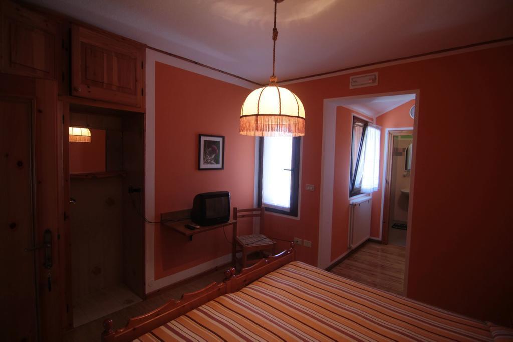 Albergo Trieste Tambre dʼAlpago Rom bilde